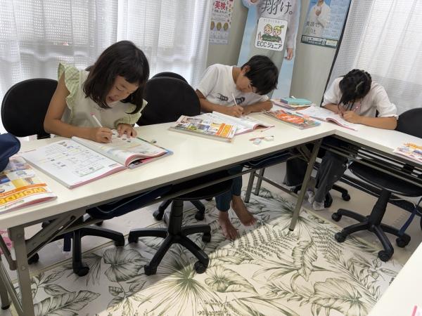 ECCジュニアの教材を使った英語のレッスン