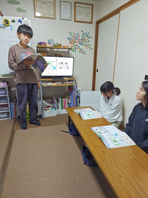 ECCジュニアの教材を使った英語のレッスン
