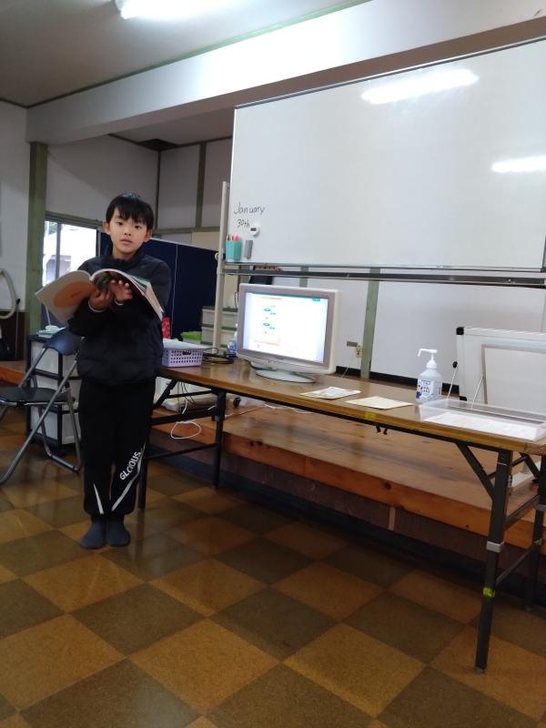 ECCジュニアの教材を使った英語のレッスン