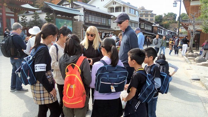 宮島で外国人観光客に英語でインタビュー 小学生・中学生