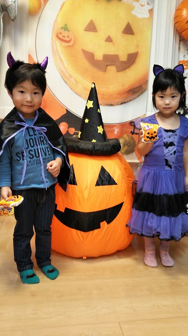 3歳児クラス  ハロウィン衣裳で受けたレッスン。お父様、お母様、おばあさまにもご参加いただきました。