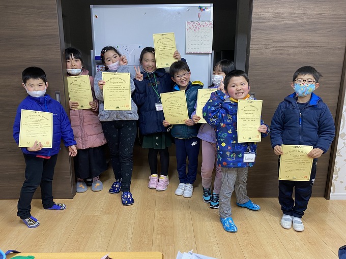 3月11日（木）小学1・2年生　Certificate of Honor（修了証）もらいました。