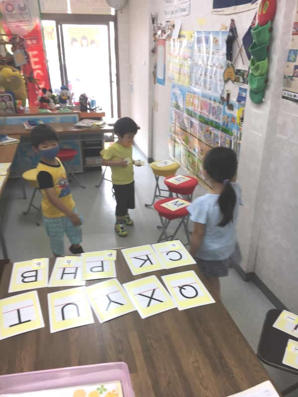 幼児英会話(スーパーラーニング)クラスのアルファベットアクティビティ