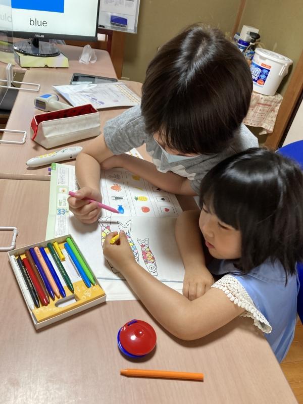 ht220692 3歳児さん。まなびのさんぽクラスで行事のお話しをしながらこいのぼりに色をつけています。