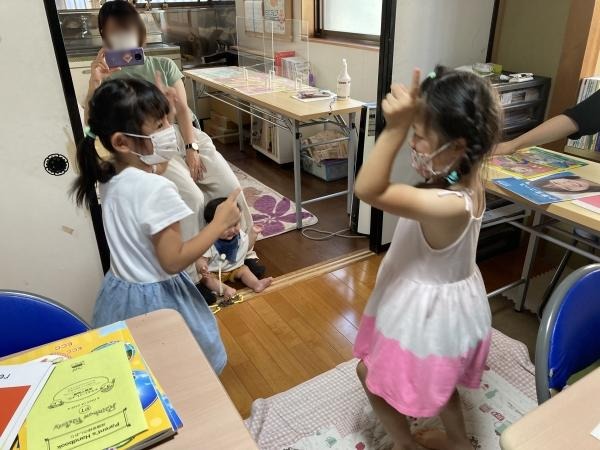 ht220692 夏の短期プログラムに仲良しのお友達を誘ってきてくれました2人なら、いつもの倍楽しめるね！