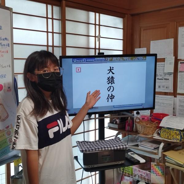 ht420345 漢字を一文字ずつ指しながらプレゼンしました！