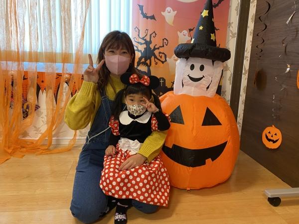 10月29日　2歳児Sちゃん、可愛いハロウイン衣装でお母様と一緒にダンス。とっても可愛いです。動画をご覧ください。