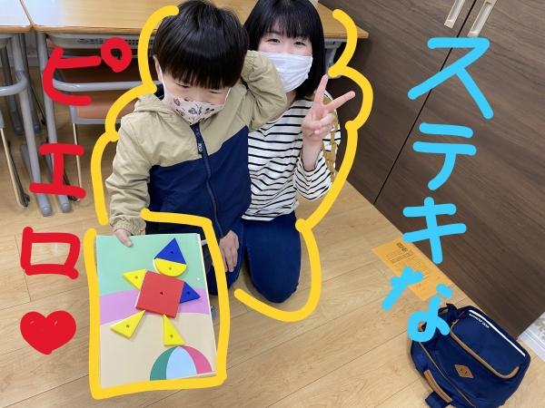 10月29日　2歳児Iくん、お母様と一緒にピエロを作ったよ。