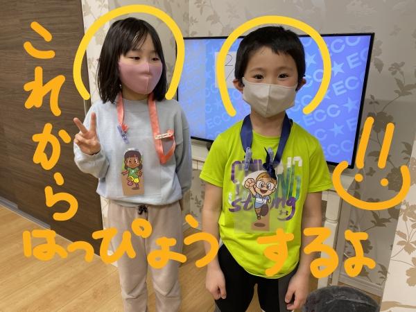 下の動画ご覧ください。小学2年生の英語の発表です。