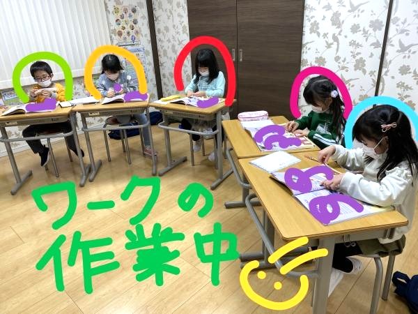 3月1日　幼稚園クラス　ワークの作業中