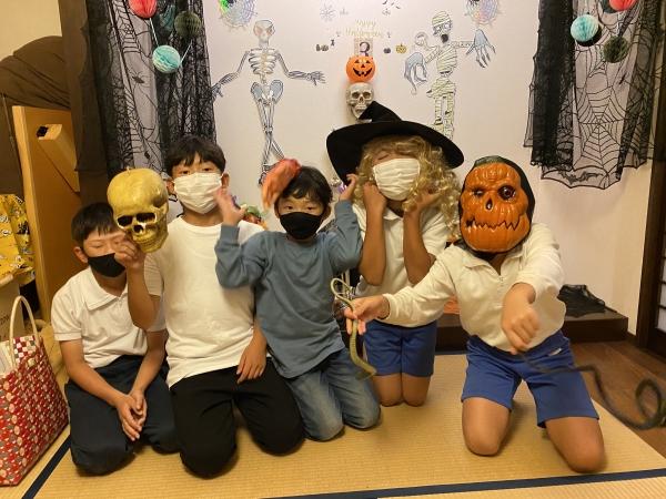 ht231416 Halloween party仮装したりハロウィンにちなんだゲームを行ってます。