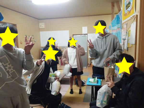 ht330339 中学生英会話クラス　お菓子交換しました冬休みは絵生け２級勉強がんばります！