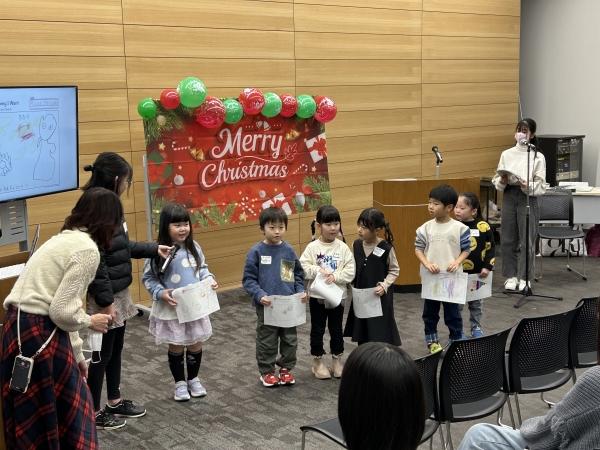 ht460383 クリスマス発表会①幼児さんは、自己紹介と「欲しいもの」I want〜を発表しました。