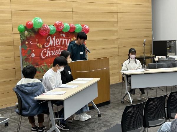 ht460383 クリスマス発表会②中学2年生は英語ディベートを披露。論題は、「田舎の生活が良いか、都会が良いか？」