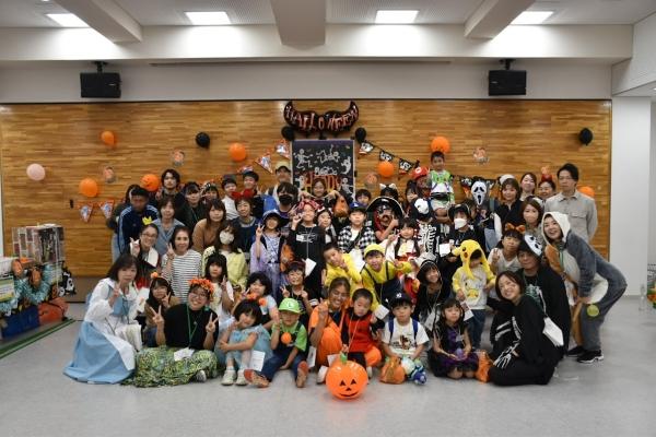 ht110710 Halloween　Partyには　卒業生の大学生や　保護者のみなさんのご協力がありがたいです！　ありがとう！