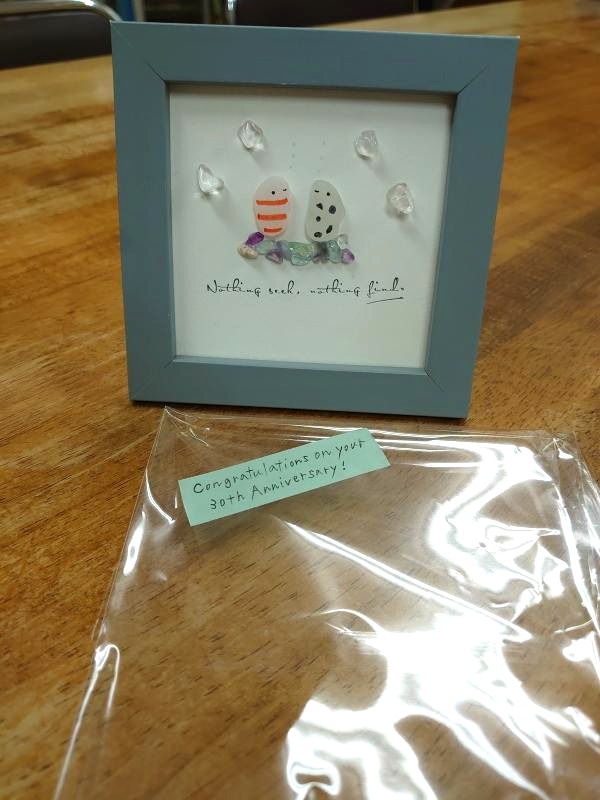 ht210225 卒業生の3姉妹から30周年のお祝いをいただきました！3人とも教育関係に進学し頑張っています。