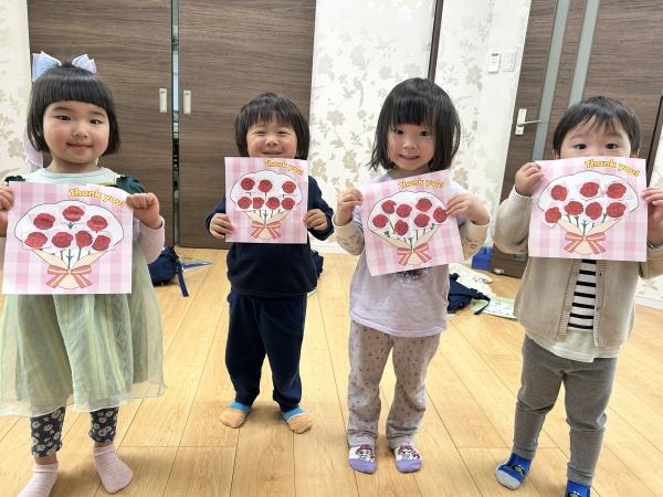 5月10日　3歳児さんクラス、カーネーションのクラフト、できたよ！