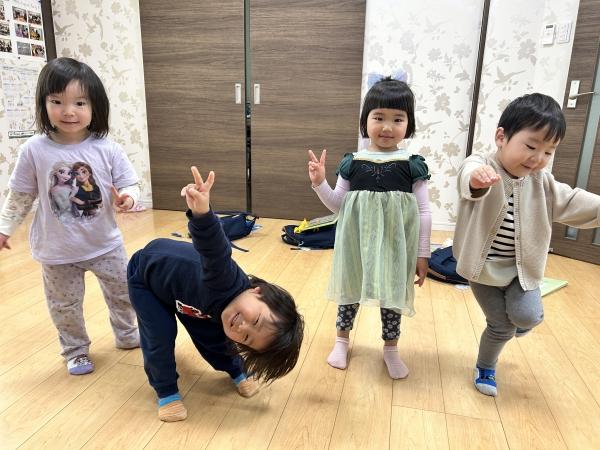 5月10日　2曲歌ってる3歳児さん、動画をご覧ください。