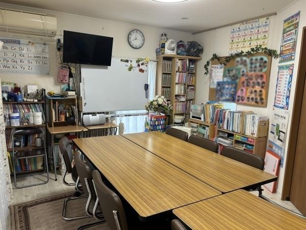 ht132018 小学生以上の生徒さんが勉強するテーブルです。ここでみんな頑張っています。