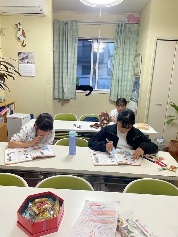 4年生クラスはとても落ち着いてレッスンに取り組めています。