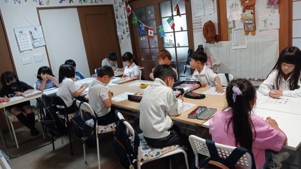 ht232173 小学1～3年生のお友達、ちゃんとした姿勢でテストを受けられています。みんながんばれ！！！