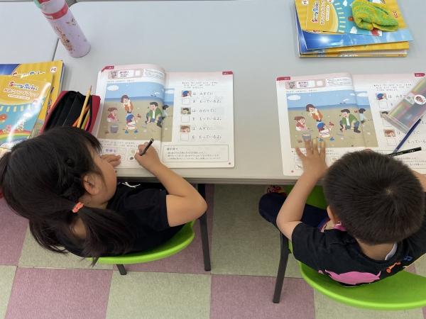 ht272389v 幼稚園児クラス　英語と共に日本語も学び一年生になる前に学びの基礎力をつけて行きます。