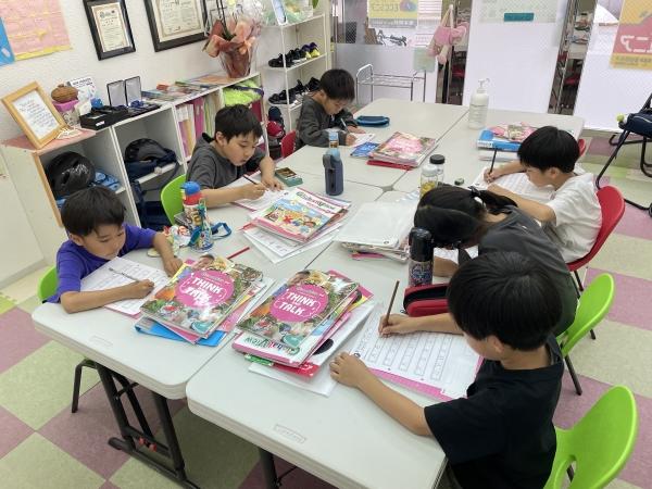 ht272389v 1,2年生クラス　しっかりライティングも身に付いて行きます！