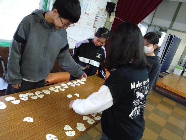 ht420245 イースターパーティーのゲームの1コマ！アルファベットのマッチング、盛り上がりました〜