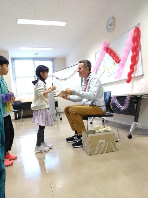 ht420245 発表会頑張ったごほうびも嬉しいけど、外国人の先生からのお褒めの言葉はもっと嬉しかったね！