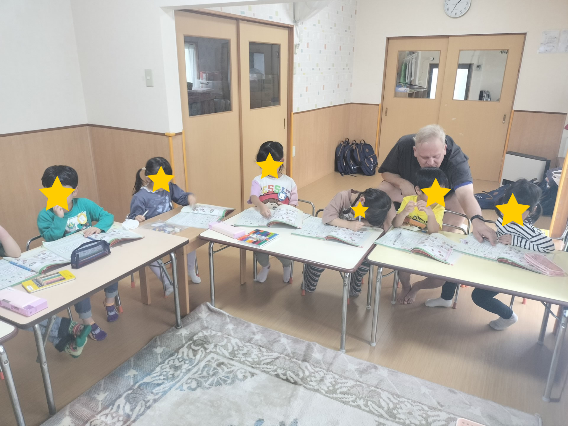 大好きなワークブックに夢中で取り組むPBクラスさん