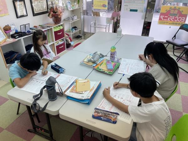 ht272389v 土曜日朝一番のクラス　皆んなレッスンの始まる前に、自分から進んで自習をして待機しています！素晴らしい！！