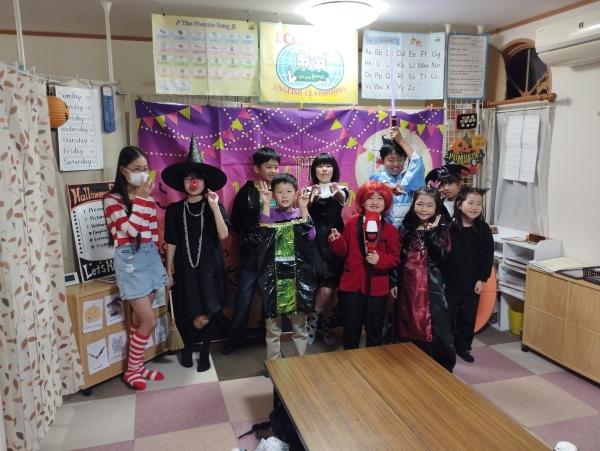 ht080467 小学生クラスの発表会。課題のスピーチを発表しました。ハロウィンパーティと兼ねて、教室で行いました。