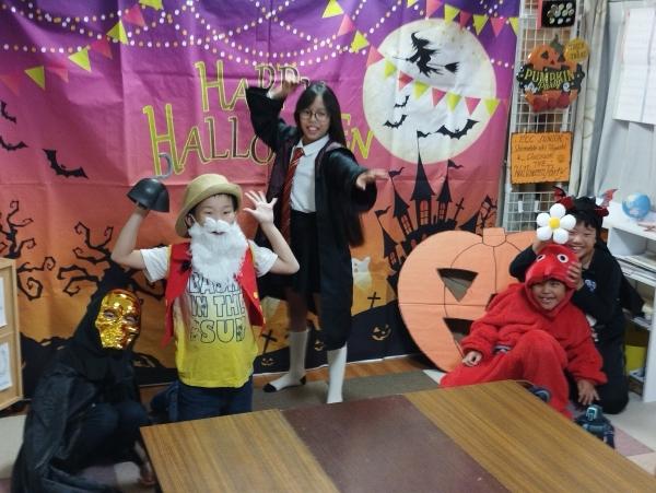 ht080467 ハロウィンの仮装もバッチリ！皆、キャラクターになりきって楽しんでいます。