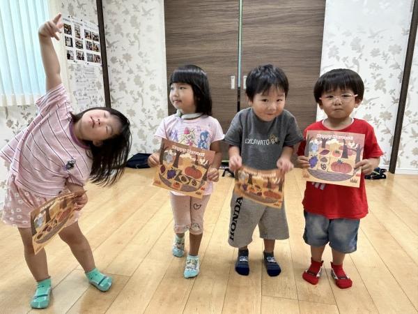 ht020074 9月6日　伸び伸びとした3歳児クラス、秋のクラフト、出来ました！英語を言うのは楽しいね♪