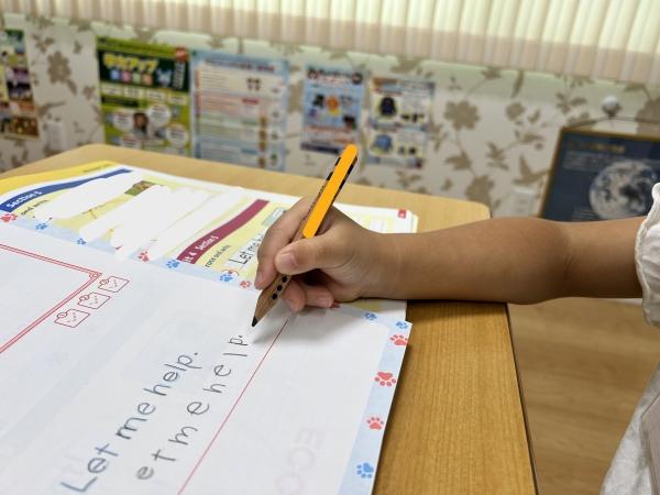 ht020074 9月10日　”Let me help.”　書きました。鉛筆の持ち方がきれいね！