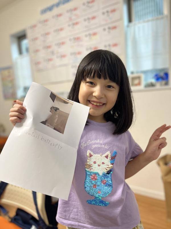 ht142242 “Show and Tell” 飼っていたアオムシが蝶になったよ！と英語で発表してくれました。