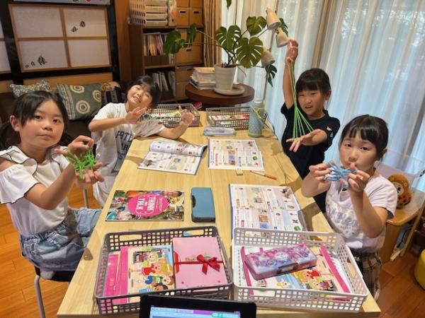 ht170259 英語で日本の昔からの遊びを紹介。こんなあやとりできるよ、と見せてくれました。