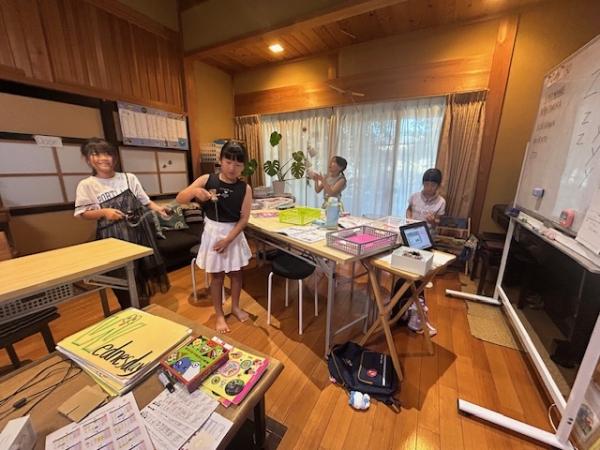 ht170259 英語で日本の昔からあるおもちゃの紹介をしました。けん玉、お手玉にチャレンジ！