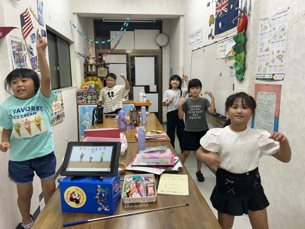 小学生1-2年生英会話クラス初級レッスン風景