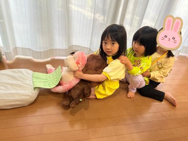 ht400023 年中・年長児クラス“Big Turnip”の発表風景です。