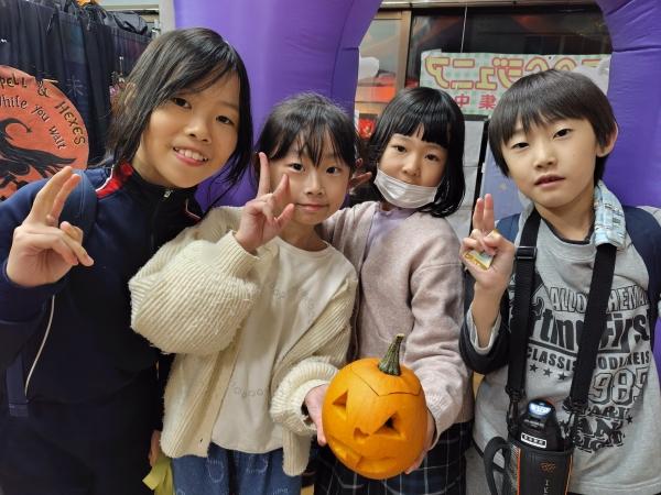 ht030120a  みんなで作ったジャックオーランタン、かわいいでしょ!?