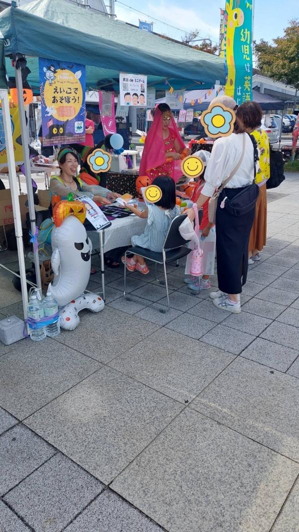 ht080723a 2025年10月5日日もりや朝市 英語であそぼう！ミニゲームや占いなどの英語ゲームを用意しました。