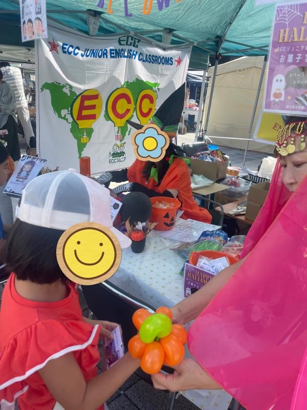 ht080723a もりや朝市: ブースに来てくれた子達にはバルーンパンプキンをプレゼント！腕に付けてあげるね。