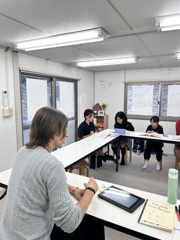 ht090400 アメリカ人のお友達ジョン先生との特別レッスン！みんな笑顔いっぱいで、とても楽しそうでした