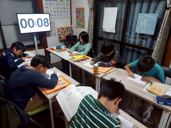 ht090458B 小学3，4年生クラス。毎回のタイムドリル　1，2分で集中して取り組み適した英語を咄嗟に判断する力をつけます。