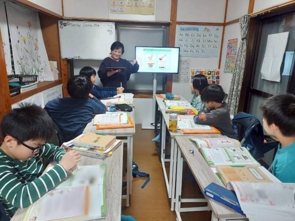 ht090458B 小学3，4年生クラスの考えるレッスン。日本の箸の使い方のタブーについて英語で表現。