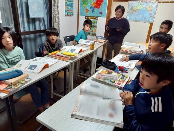 ht090458B 小学3、4年生クラスの様子。興味深くモニターを見つめます。