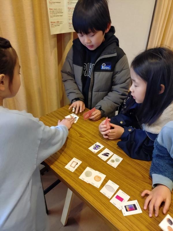ht121481a 小学低学年クラスではカードを使ったアクティビティが多い