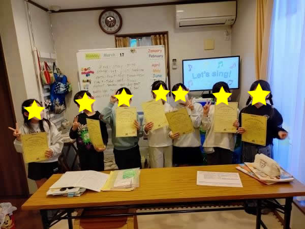 ht121481a 1年やりきった生徒たちのドヤ顔（笑）修了証いただきました！