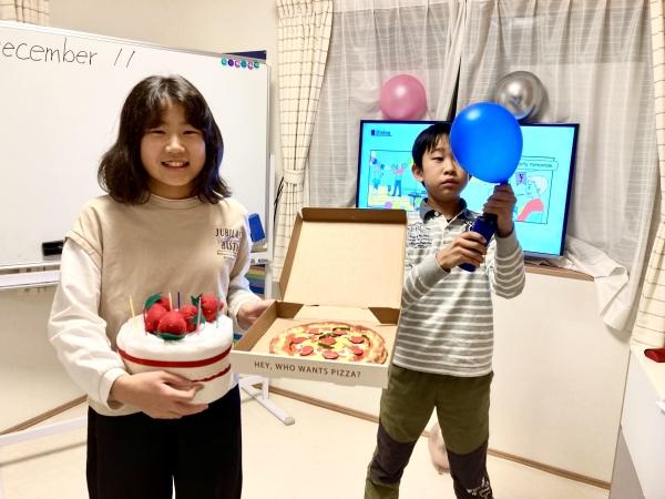 ht170263 12月2週目は、保護者参観の発表会を行いました。手作りの小道具を使ってダイアログを楽しく発表してくれました。